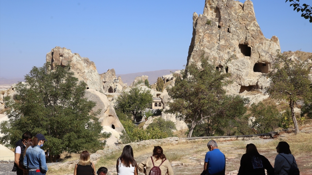 Yılın ilk çeyreğinde 322 bin 894 turistin gezdiği UNESCO Dünya Kültür Mirası Listesi`ndeki Kapadokya`daki müze ve ören yerleri, salgın tedbirleri kapsamında Kültür ve Turizm Bakanlığınca alınan karar gereği nisan ve mayıs aylarında ziyarete kapatıldı. 