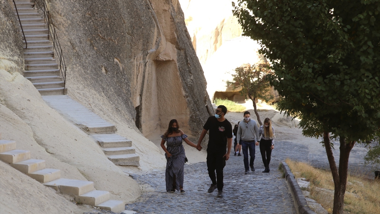 Geçen yıl "altın sezon"unu yaşayan ve yıl boyunca 3 milyon 834 bin 134 turistin ziyaret ettiği Kapadokya`nın, salgın bittikten sonra yeniden yoğun şekilde ziyaretçi ağırlaması bekleniyor.