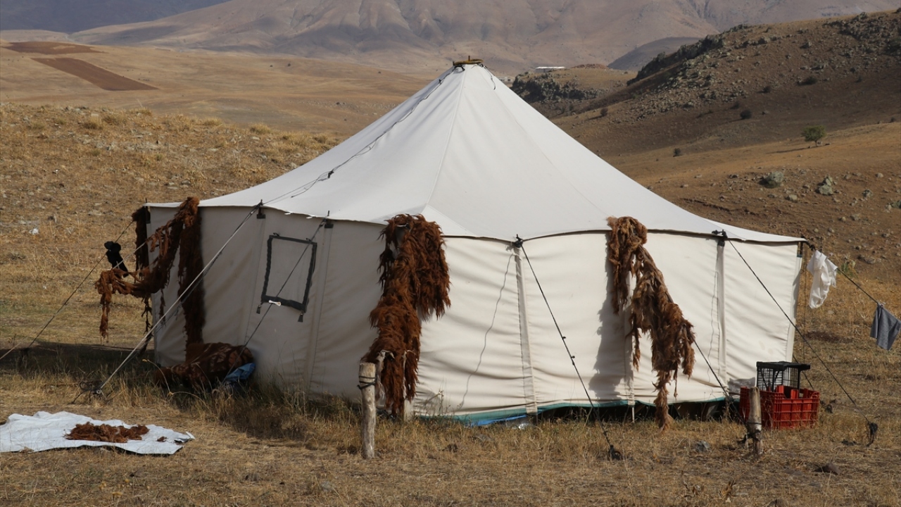 Yaz boyunca yaylada teknolojiden uzak doğayla iç içe yaşam sürerek her türlü zorluğa göğüs geren göçerler, sabahın ilk ışıklarıyla uyanıp günlük işlerini yapmak için yoğun mesai harcıyor. 