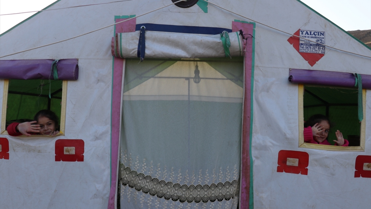 Erken saatlerde kolları sıvayan kadınlar, çadırlarının önündeki ağıllarda gece boyunca dinlenen onlarca simental cinsi ineğin sağımını yapıyor. 