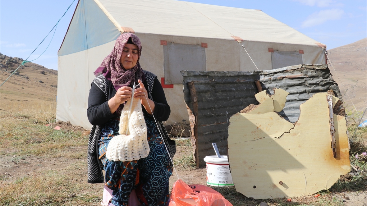 Zorlu yaşamın sürdüğü yaylada iş yükünü omuzlayan kadınlar, ineklerden elde ettikleri sütü kazanlara koyup yaktıkları ateşte kaynatarak tereyağı ve kış için çeşitli ürünler elde ediyor. 
