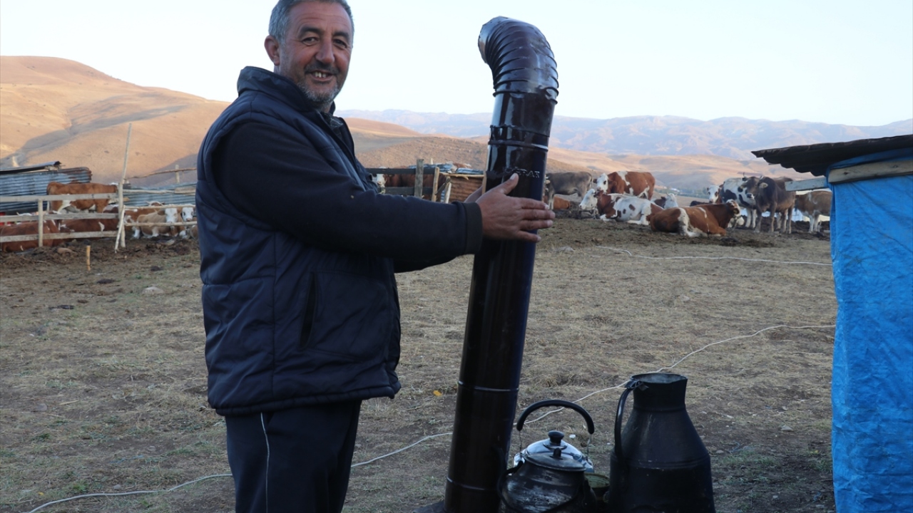 Göçerlerden Mehmet Kızılay, yılın yarısını geçirdikleri yaylalarda yaşamın zor geçtiğini ve 2 hafta içinde Iğdır`a döneceklerini söyledi. 