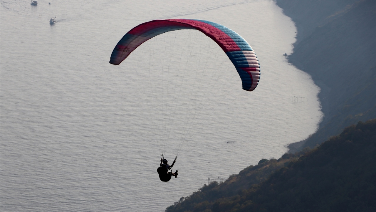 Ziyaretçiler, Uçmakdere`de doğal güzelliklerin ve yamaç paraşütü yaparak gökyüzüyle buluşmanın keyfini yaşıyor. 