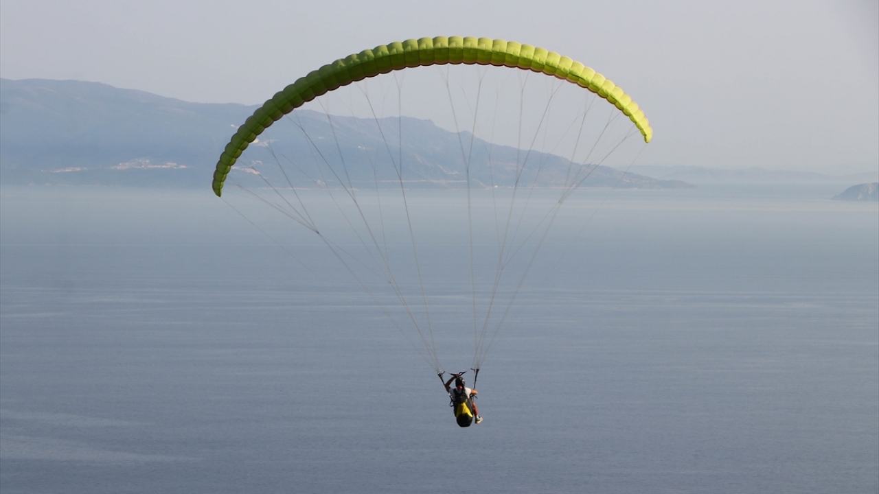 Özellikle İstanbul ve yakın kentlerden gelen ekstrem spor tutkunları, maviyle yeşilin bir arada olduğu Şarköy ilçesindeki Uçmakdere`de yamaç paraşütü yaparak gökyüzüyle buluşuyor. 