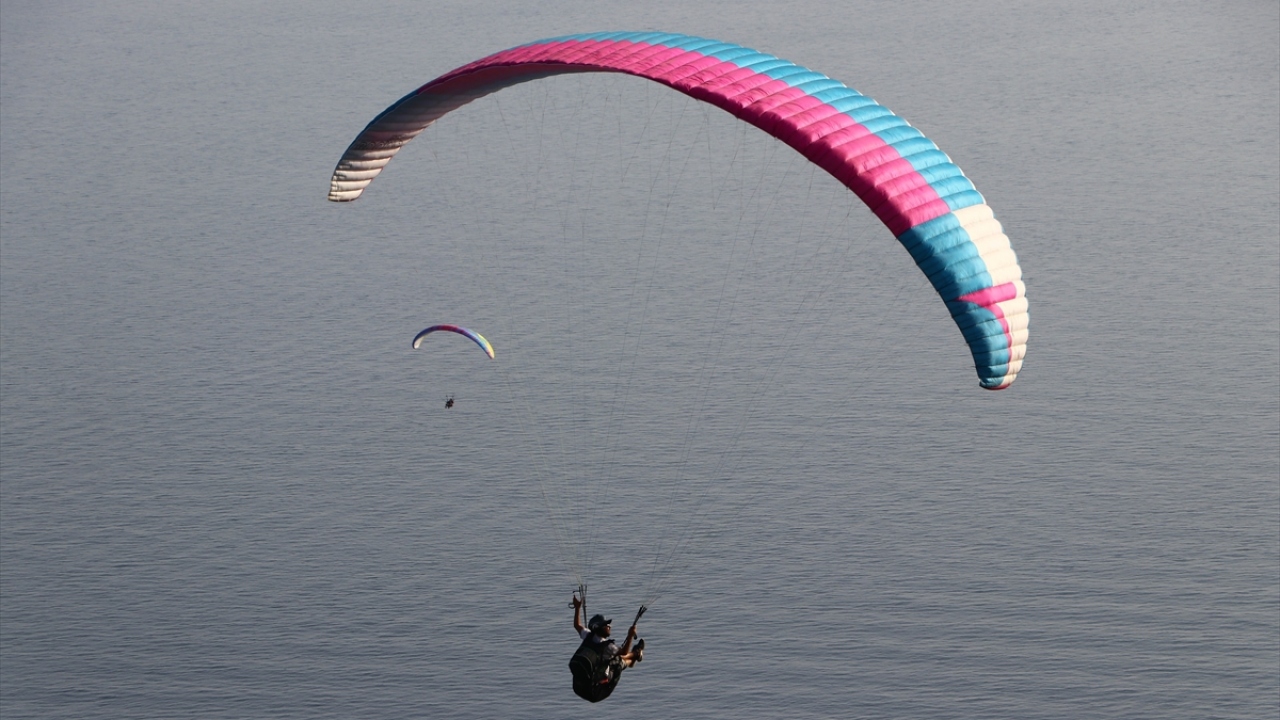 Tekirdağ Yamaç Paraşüt Kulübü kurucu üyesi Sanlı Fidan da Türkiye`nin birçok ilinden uçuş yapmak isteyenlerin bölgeye geldiğini anlattı. 
