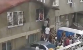 Yangında mahsur kalan anne ve çocuklarını vatandaşlar kurtardı