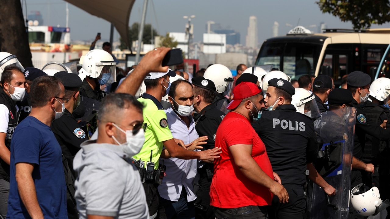 Harem`de toplanan Gebze-Harem hattında çalışan minibüsçüler, Kadıköy ile Yakacık, Pendik ve Kartal arasında taşımacılık yapan minibüsçülerle Uzunçayır`da buluşup konvoy halinde İstanbul Büyükşehir Belediyesi (İBB) önüne gitmek istedi.