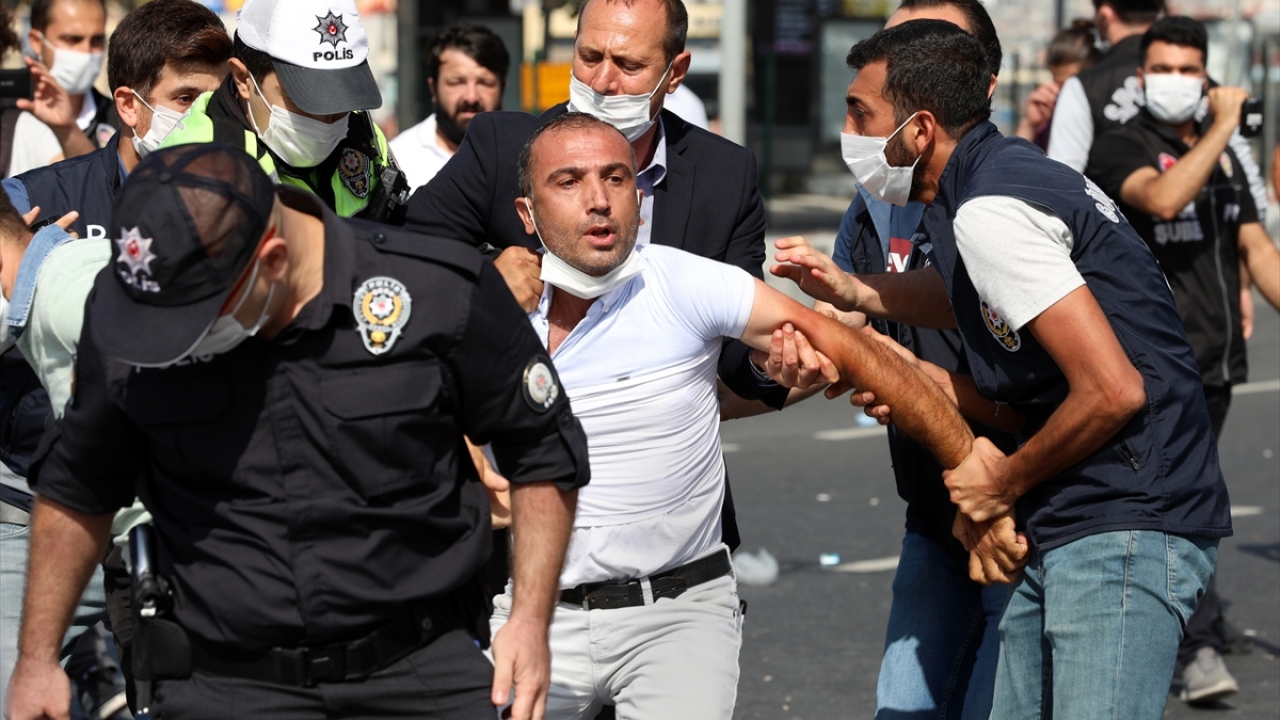 Polisin izin vermediği minibüsçüler araçlarına binerek harekete geçti. Bunun üzerine yolu kapatan polis ekipleri geçişe izin vermedi.