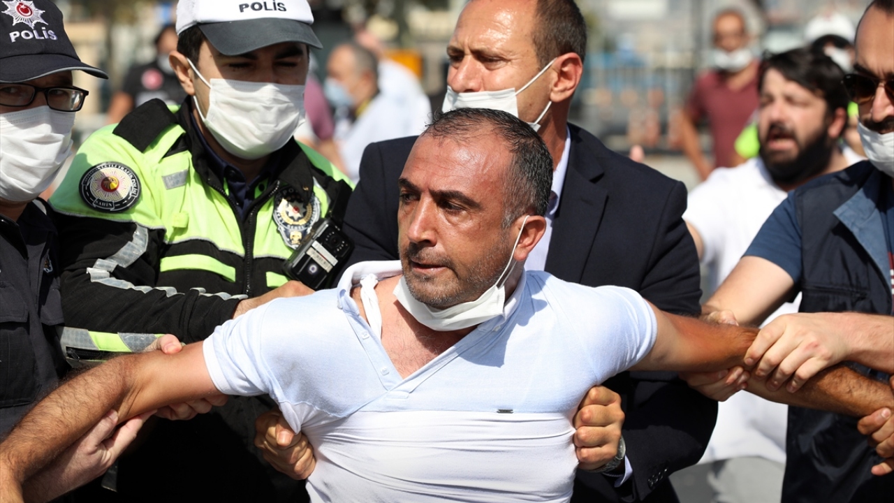 Ardından kısa bir süre oturma eylemi yapan minibüsçüler yürümek isteyince çevik kuvvet ekipleri gruba müdahale etti. Burada da polisle minibüsçüler arasında kısa süreli arbede yaşandı.