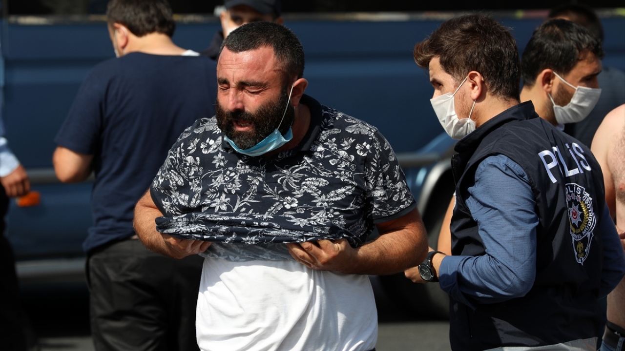 Bu arada bazı minibüsçülerin, araçlarının önünde duran sivil polis aracını eleriyle kaldırarak yolu açmak istemesine de polis ekipleri engel oldu.