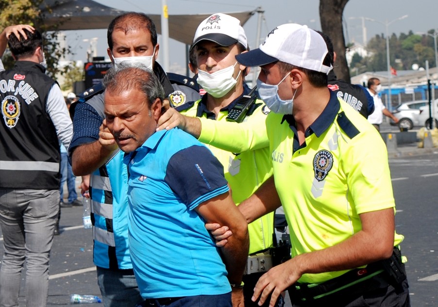 Polis, uyarılara rağmen beklemeye devam eden ve dağılmayan minibüs sahipleri ve sürücülerine gaz kullanarak müdahale etti.