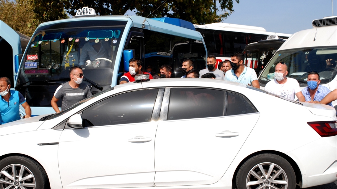 Öte yandan İstanbul Büyükşehir Belediyesi (İBB) önünde erken saatlerden itibaren çok sayıda zabıta ve polis ekibinin güvenlik amaçlı önlem aldığı öğrenildi.