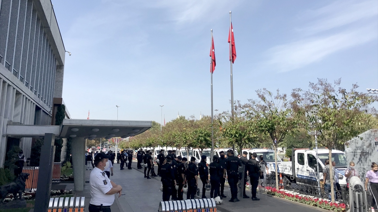 Ardından tekrar oturma eylemine geçen minibüs sahipleri ve sürücülerin bekleyişi sürüyor.