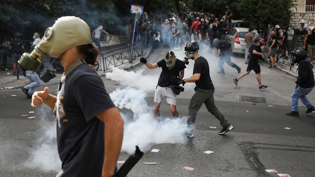 Yaklaşık 2 bin 200 polis ve keskin nişancının görevlendirildiği mahkeme çevresinde tüm yollar trafiğe kapatıldı.