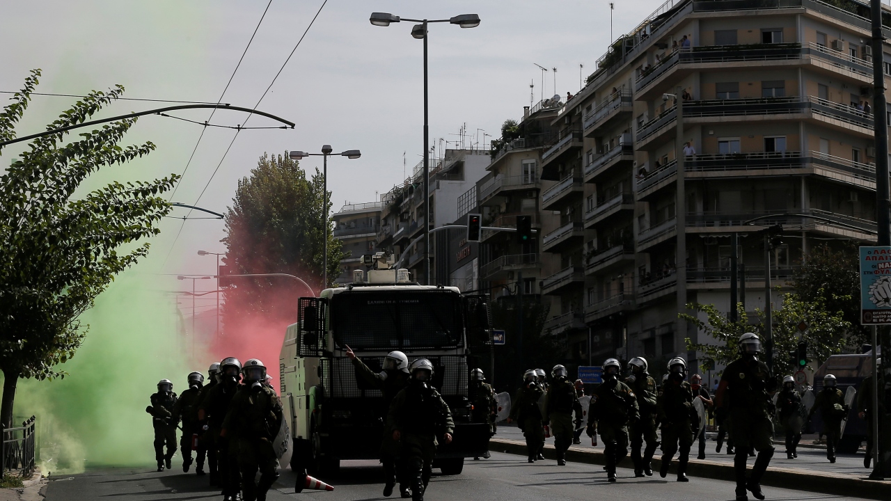 Atina`nın Keratsini semtinde 2013 yılında sabaha karşı Altın Şafak Partisi üyesi Yorgo Rupakias, solcu şarkıcı Pavlos Fissas`ı kalbinden bıçaklayarak öldürmüştü.