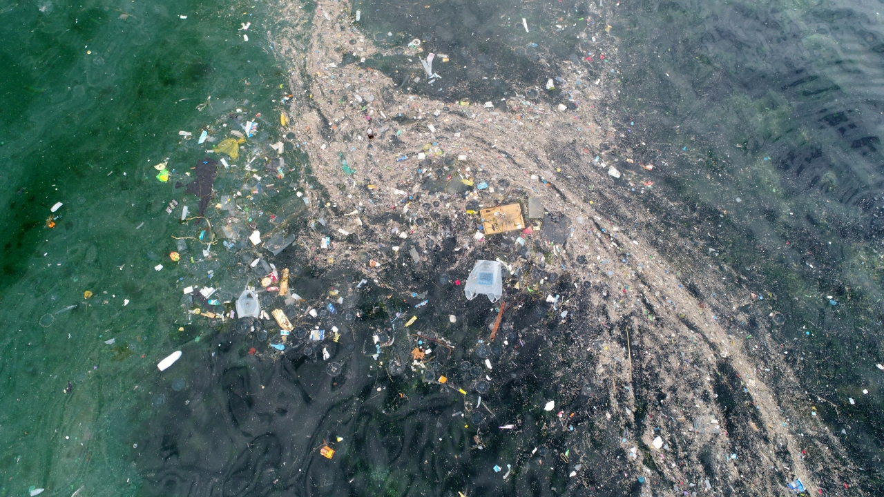 Ayrıca havadan çekilen görüntülerde ise kıyıda bir şerit halinde uzanan çöpler, denizin güzelliğine gölge düşürdü. 
