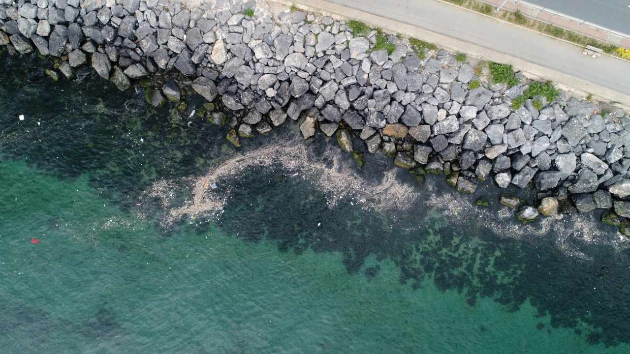 Vatandaşların yürüyüş yaptığı ve bisiklet sürdüğü Yenikapı Sahili’nde biriken çöp yığınları İHA’nın su altı drone ile görüntülendi. 