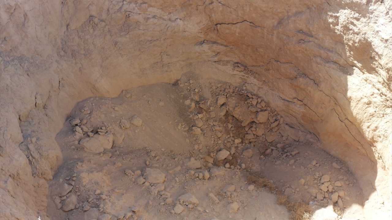 Kırlar`ın haber etmesi üzerine bölgeye gelen köylüler, oluşan obruğu görünce büyük tedirginlik yaşadı.
