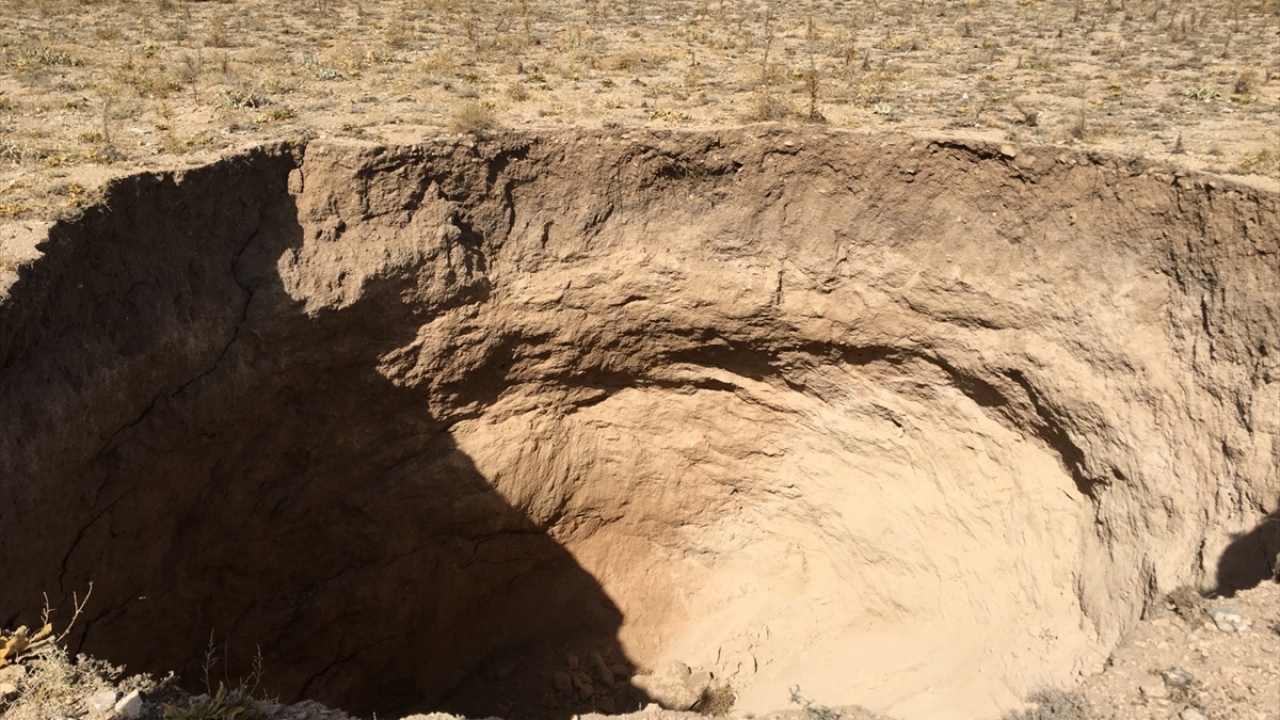 Mustafa Kırlar, gazetecilere yaptığı açıklamada, gece koyun otlatırken arazide çöküntü fark ettiğini anlattı.