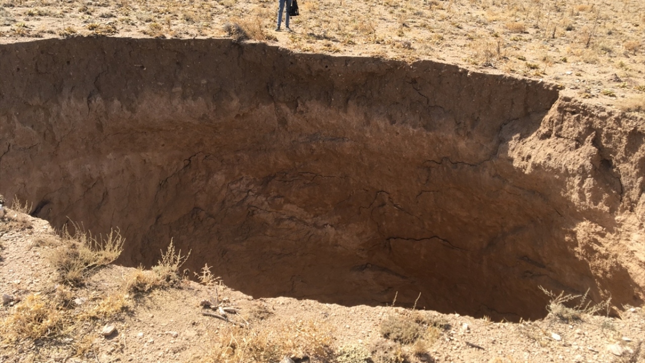 Karaburun Mahallesi Muhtarı Mehmet Uzun da çobanların obruk oluştuğu haberini verdikten sonra bölgeye geldiklerini söyledi.