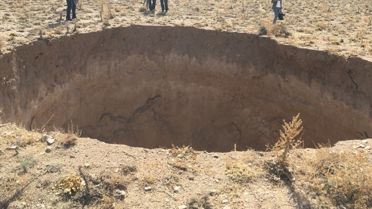Obruğun genişliğinin yaklaşık 30 metre, derinliğinin 20 metre uzunluğunda olduğunu anlatan Uzun, obruğun çevresinde tedbirlerin alınmasını istedi.