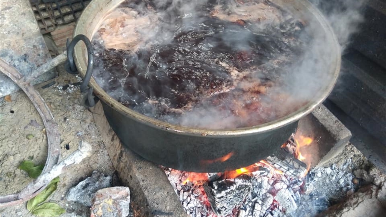 Türkiye`nin birçok yerinden sipariş alan çam kozalağı pekmezi, uzun süren ve meşakkatli bir üretim sürecinin ardından sofralarda yerini alıyor. 