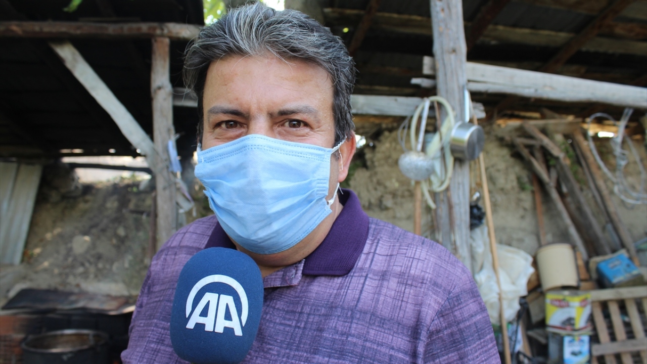 Tosya ilçesinde pekmez üreticisi Halil İbrahim Büyükacar, yaptığı açıklamada, eşiyle pekmez üretimi yaptıklarını söyledi.