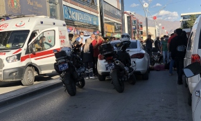 Annesine otomobille çarpan sürücüyü tekme tokat darp etti