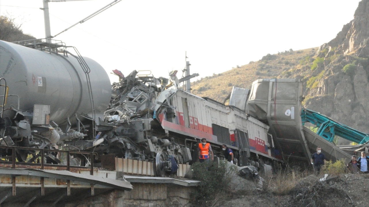 Yerköy ile Şefaatli ilçeleri arasındaki Karaosmanlı mevkisinde 2 yük treni çarpıştı.