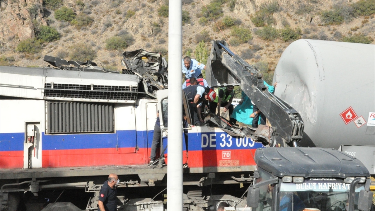 Kazada ilk belirlemelere göre, 2 makinist yaralandı.