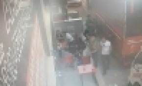 Pazarcıların levye ve sandalyeli yer kavgası kamerada