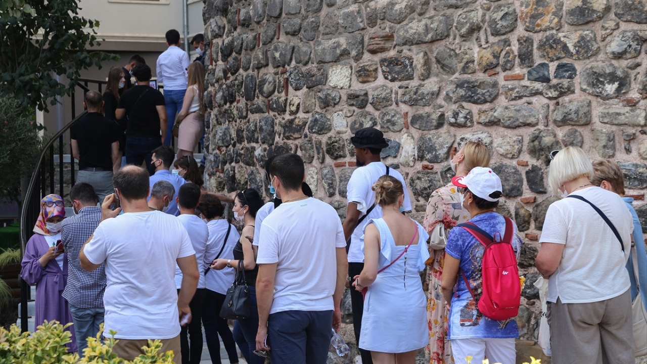 Galata Kulesi Sorumlusu Hasan Karakaya, yaklaşık 90 günlük restorasyonun ardından açılan yapının sabah 10.00 ile akşam 22.00 saatleri arasında ziyaret edilebildiğini söyledi.