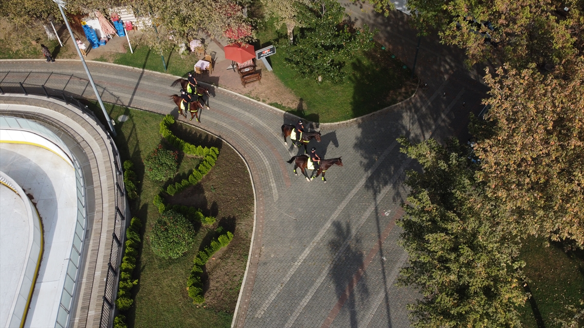 Burada eğitimleri devam eden atların, binici polislerle uyum çalışmaları sürdürülüyor. Bu kapsamda zaman zaman görev yapacakları alanlara da giden atlı polislere özellikle çocuklar yoğun ilgi gösteriyor.