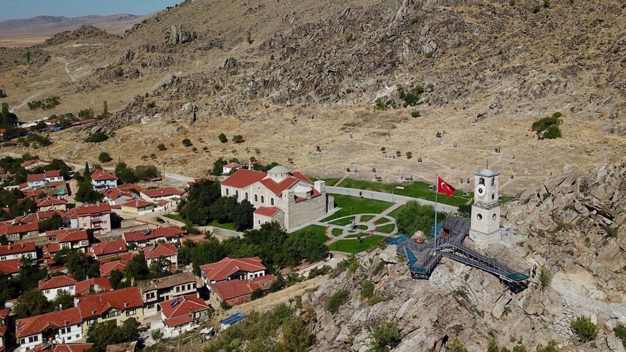 İlçenin en önemli simgelerinden biri ise 1899 yılında dönemin kaymakamı Mahmut Bey tarafından inşa ettirilen Sivrihisar Saat Kulesi. 