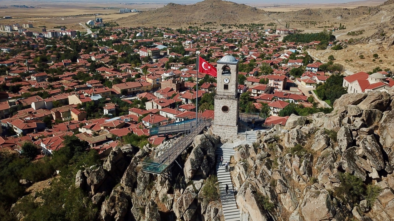 121 yıl önce inşa edilen saatin bakım işini ustası Süleyman Özenç`ten 23 yıl önce devralan Hasan Hüseyin Gürkan, işini aksatmadan sürdürüyor.