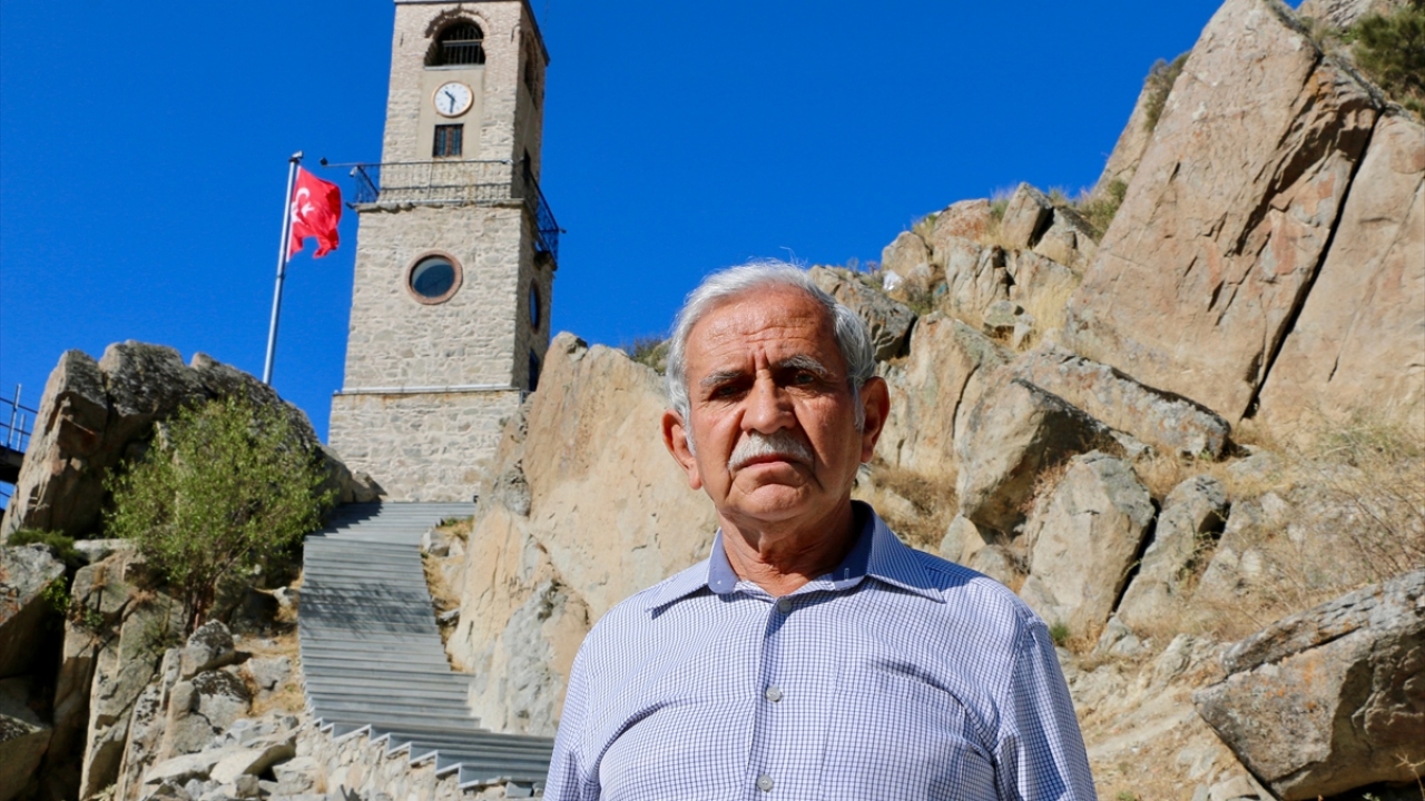 Gürkan, 4-5 günde bir saatin 400`er kilo olan sağ ve sol ağırlıklarını kurarak, çalışması ve çanının çalmasını sağlıyor. Şehir dışına yaptığı ziyaretleri bile saatin kurulma günlerine göre ayarlayan Gürkan, saat kulesine adeta gözü gibi bakıyor.