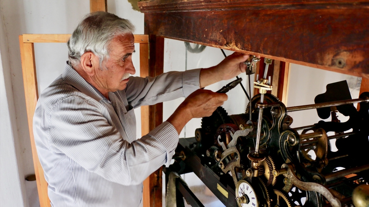 Kılıç Mahalle Muhtarı da olan Gürkan, mahallesinde bulunan kuledeki görevini 23 yıldır aksatmadan sürdürdüğünü anlattı.