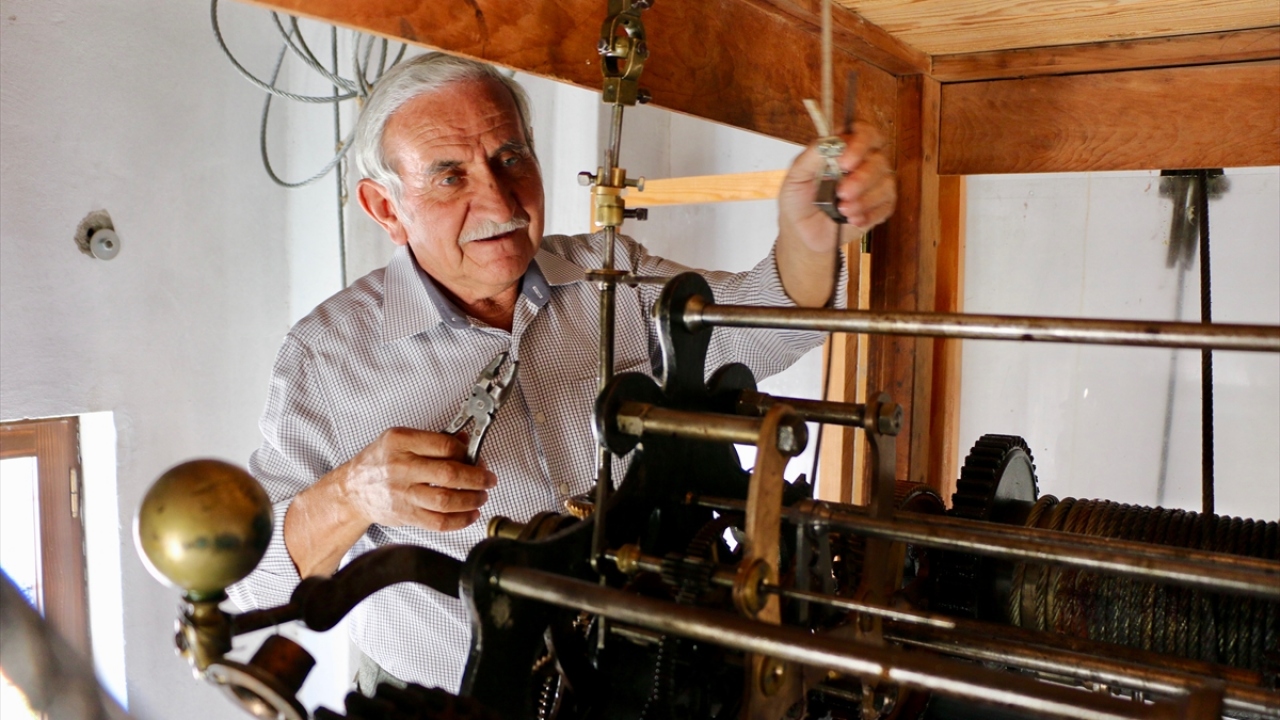 Ustası Süleyman Özenç`in yanında çırakken de saatle ilgilendiğini belirten Gürkan, şöyle konuştu: