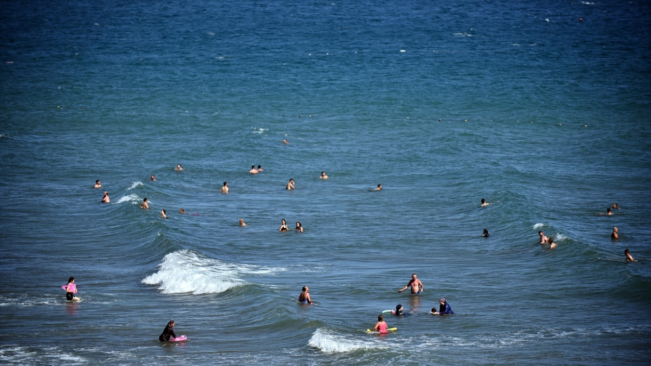 Otel işletmecisi Mehmet Seyran da sezon boyunca bölgeye gelen tatilcilerin hem denizin tadını çıkardığını hem de güzel havada çevredeki tarihi ve turistik alanları gezme imkanı bulduğunu anlattı.