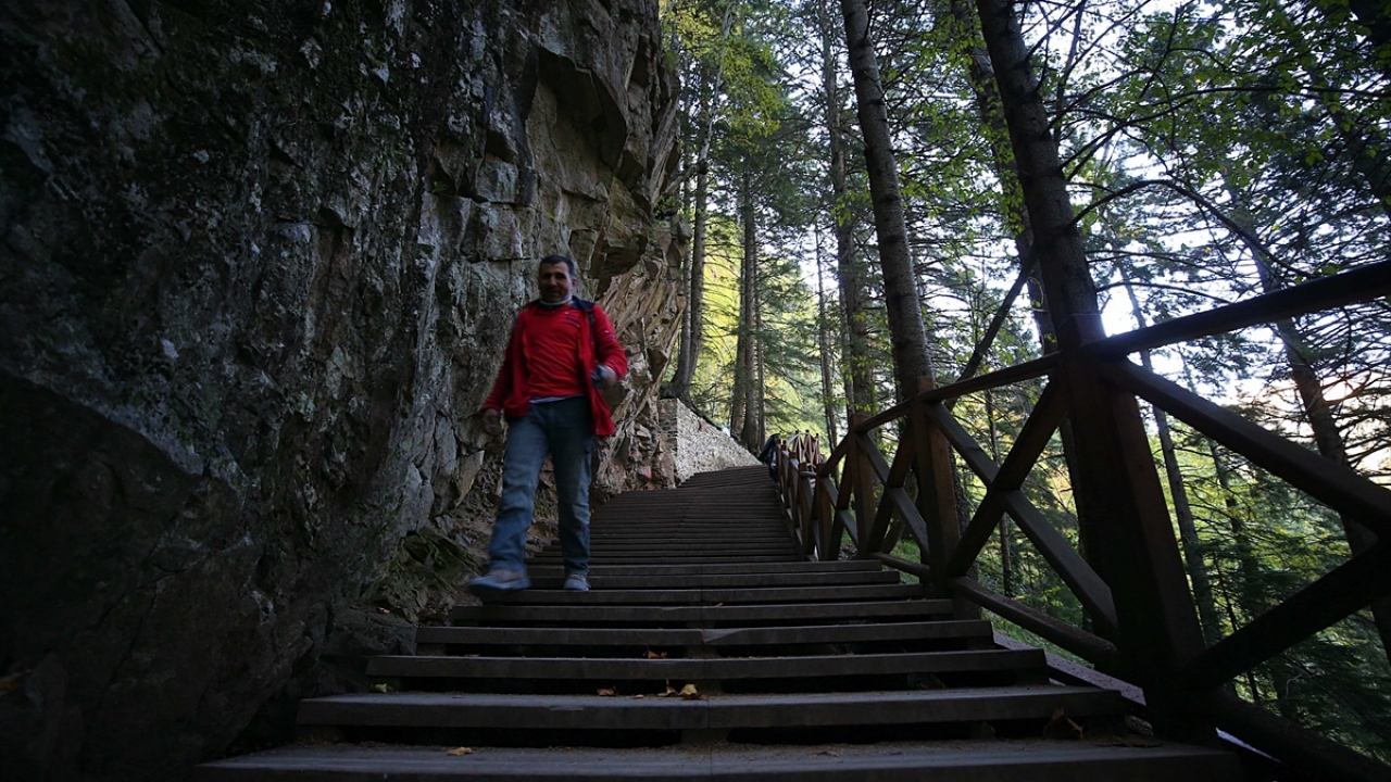 Ziyarete açıldığı ilk dönemde günde yaklaşık 5 bin kişiyi ağırlayan manastıra ilgi sürüyor.
