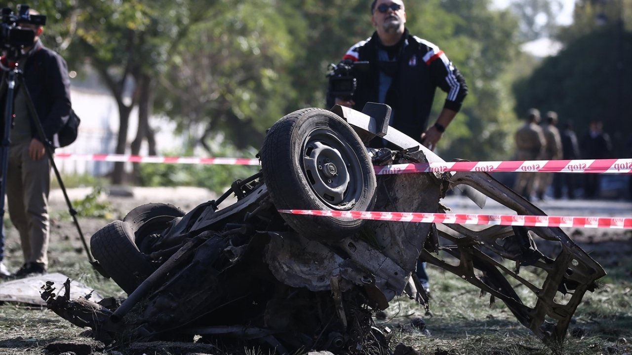 Füzenin düştüğü yerde yaklaşık 1,5 metrelik bir çukur meydana geldi. 
