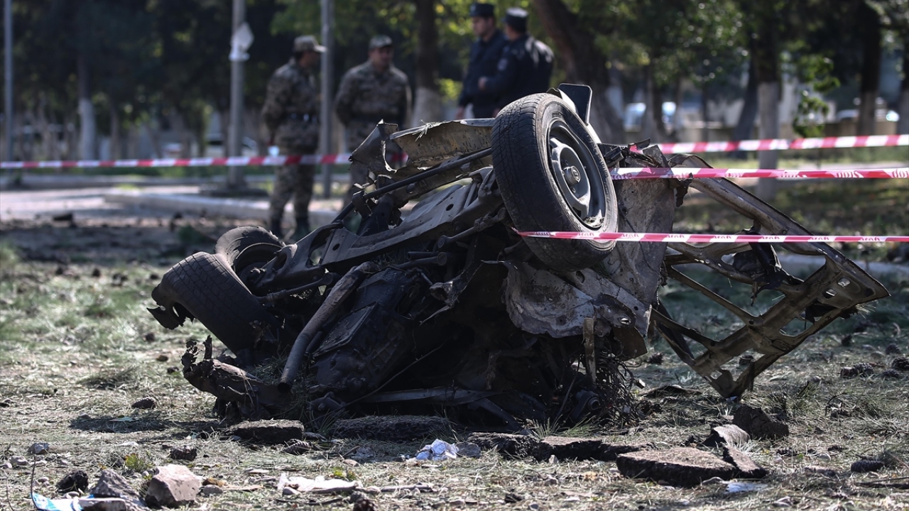 Ermenistan silahlı güçlerinin kente fırlattıkları füze, Nizami Gence Müzesi ile bir ortaokulun yakınına düştü.