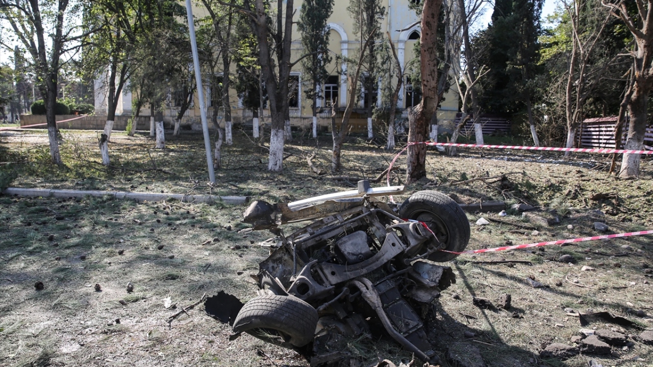 Ancak füzenin isabet ettiği bir sivil araç, okul, müze ve caddedeki dükkanlarda büyük maddi hasar meydana geldi. 