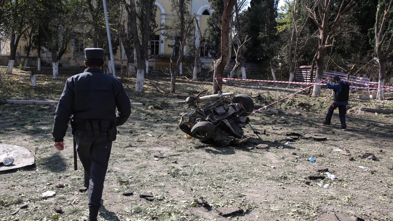 Füzenin düşmesi sonucu işletmesi tamamen harabe hale gelen Genceli esnaf Suphan Hüseyin, yaptığı açıklamada, dükkanının büyük hasar gördüğünü, artık kullanılmaz halde olduğunu söyledi. 