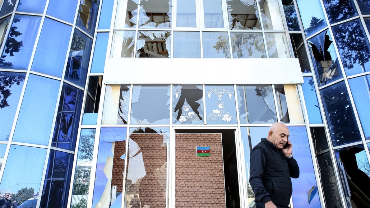 Çatışmaların başladığı 27 Eylül`den itibaren Ermenistan`ın aralıksız bir şekilde Gence`de sivillere ait yerleri hedef aldığını belirten Hüseyin, "Bu saldırıyla Ermenistan`ın amacı ve hedefinin ne olduğu yeniden ortaya çıktı." dedi. 