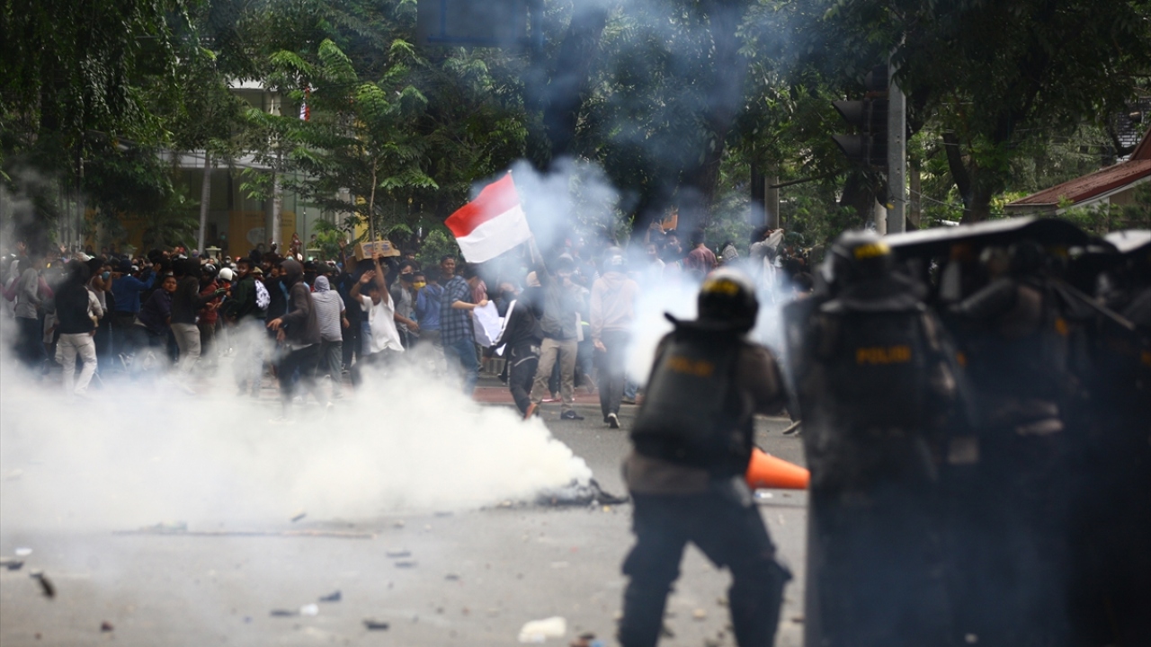 Bandung kentinde işçi ve öğrencilerden oluşan binlerce gösterici, işçilerin hak ve güvencelerinin yok sayıldığı gerekçesiyle yasalaşan yeni istihdam paketinin iptal edilmesi amacıyla Batı Cava Meclis Binası önünde toplandı.