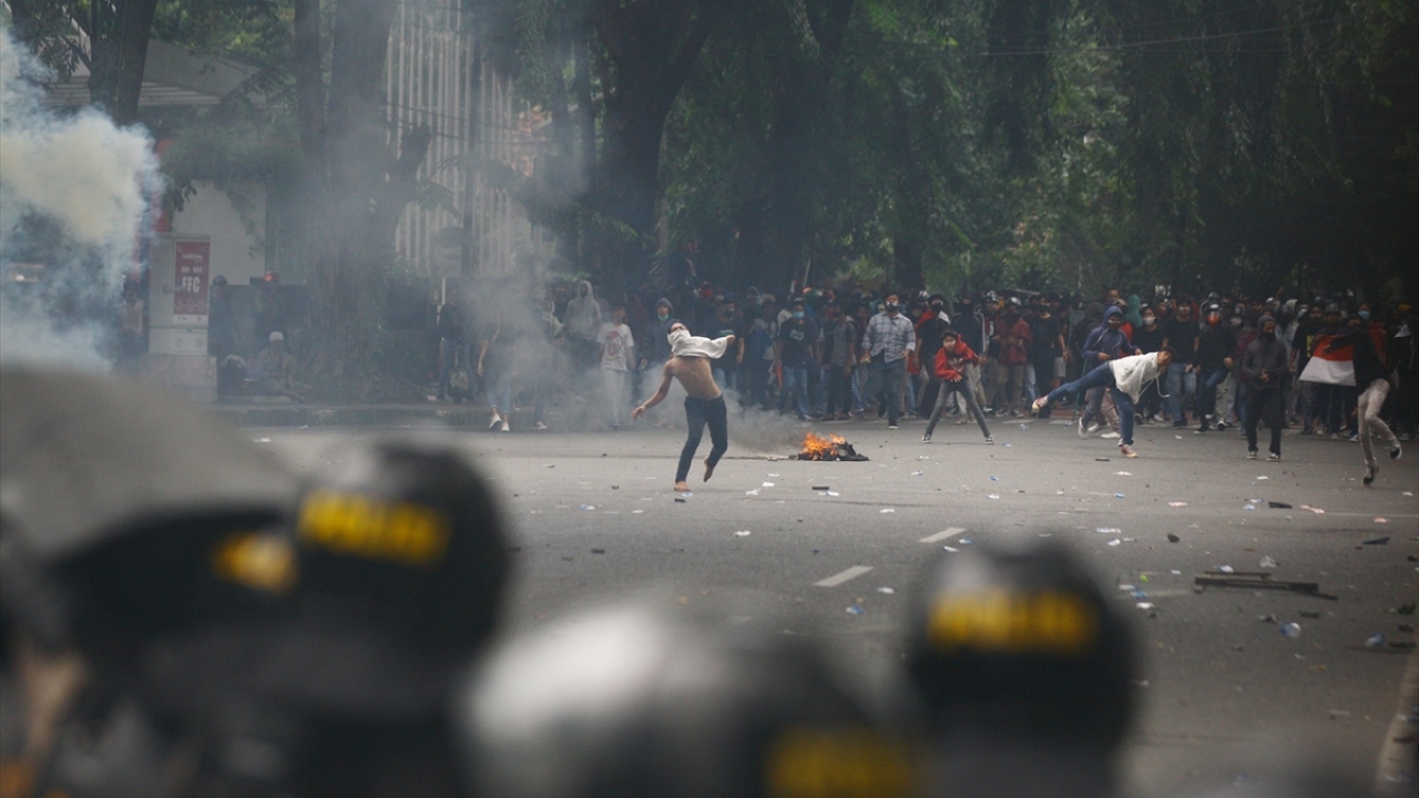 Purwakarta, Karawang, başkent Cakarta ve Bekasi kentlerinin yanı sıra Sumatra ve Sulawesi bölgelerinde de küçük çaplı gösteriler düzenlenirken, Bekasi’de göstericiler ile polis arasında zaman zaman arbede yaşandı.