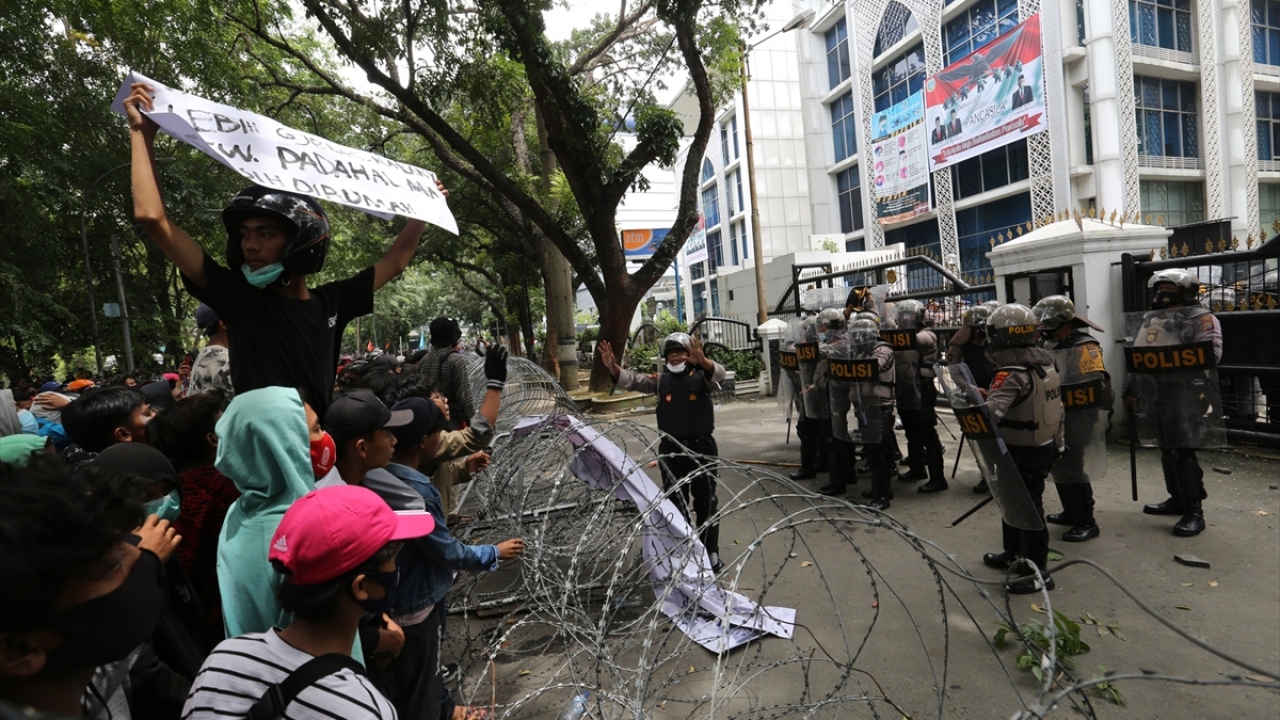 Öte yandan, Cakarta’da parlamento binası önünde yoğun güvenlik önlemi alan polis, büyük çaplı eylemlerin oluşmasına izin vermiyor.