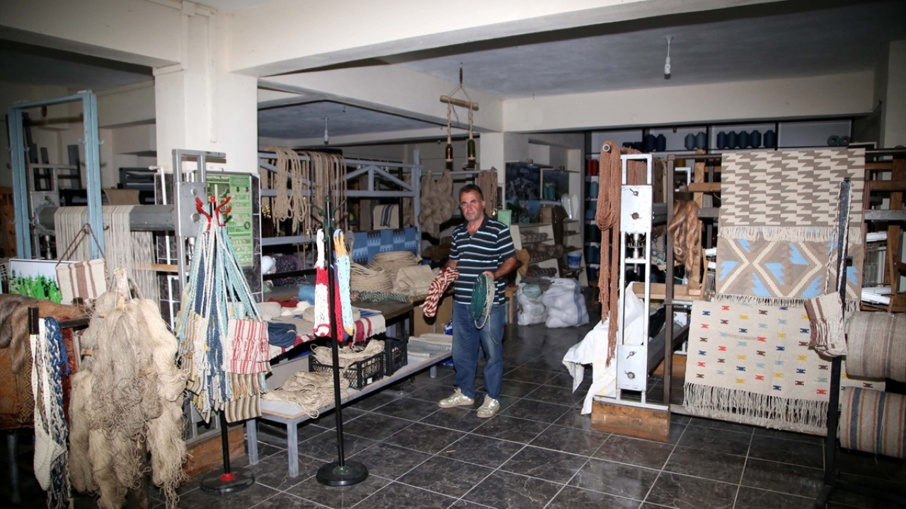 Ürünlerin çoğunu ilçedeki dükkanında işlediklerini anlatan Topuz, ayda ortalama 500 parça ürün yaptıklarını, işlerini büyütüp başka bir iş yerine taşınmayı planladığını kaydetti.