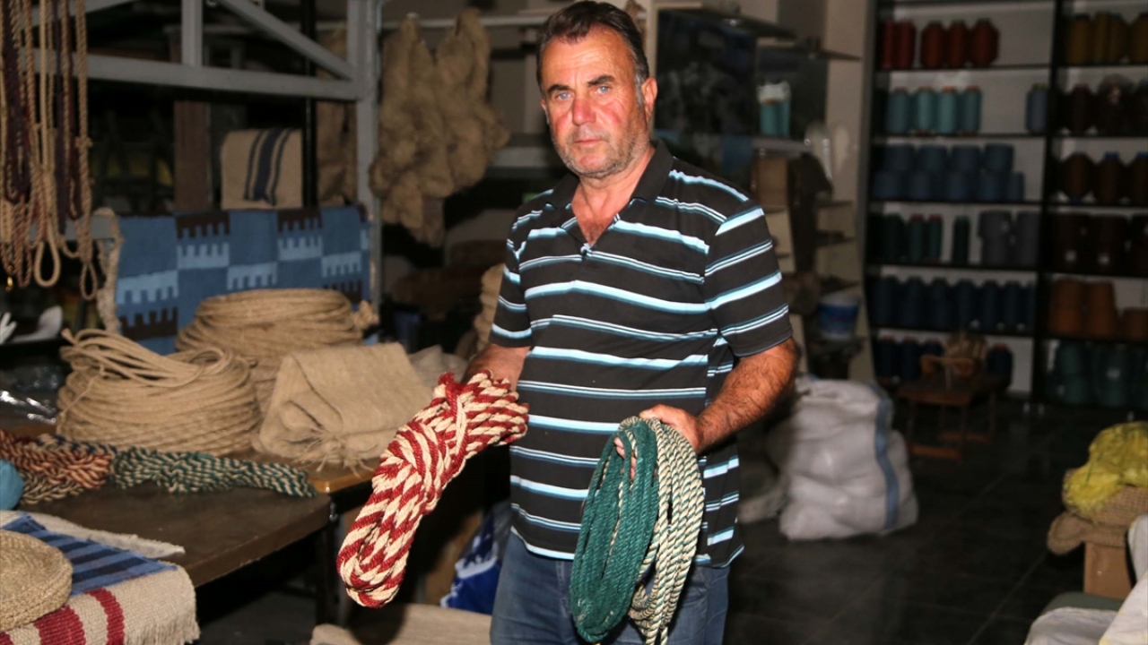 Kenevir ham maddesinden birçok çeşit ürün yapabildiklerini dile getiren Topuz, "Bunları ABD`ye ve Kanada`ya gönderiyoruz. Türkiye`de satışımız yok. Özellikle hayvan bağlamak için kullanılan yularlar, kedi ve köpek yatakları çok satılıyor." diye konuştu.